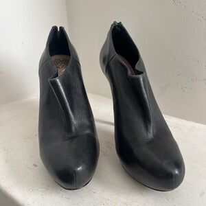Vince Camuto black pump heels